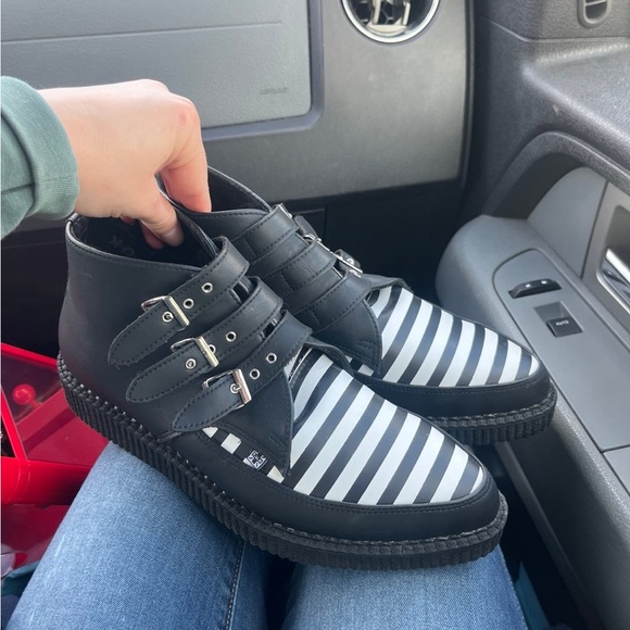 New TUK Black & White Stripe 3-Buckle Pointed Boot - Picture 6 of 8